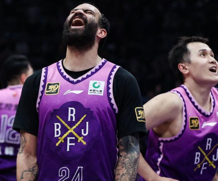 星空体育-快攻奇兵：北京频繁利用快攻，反败为胜！